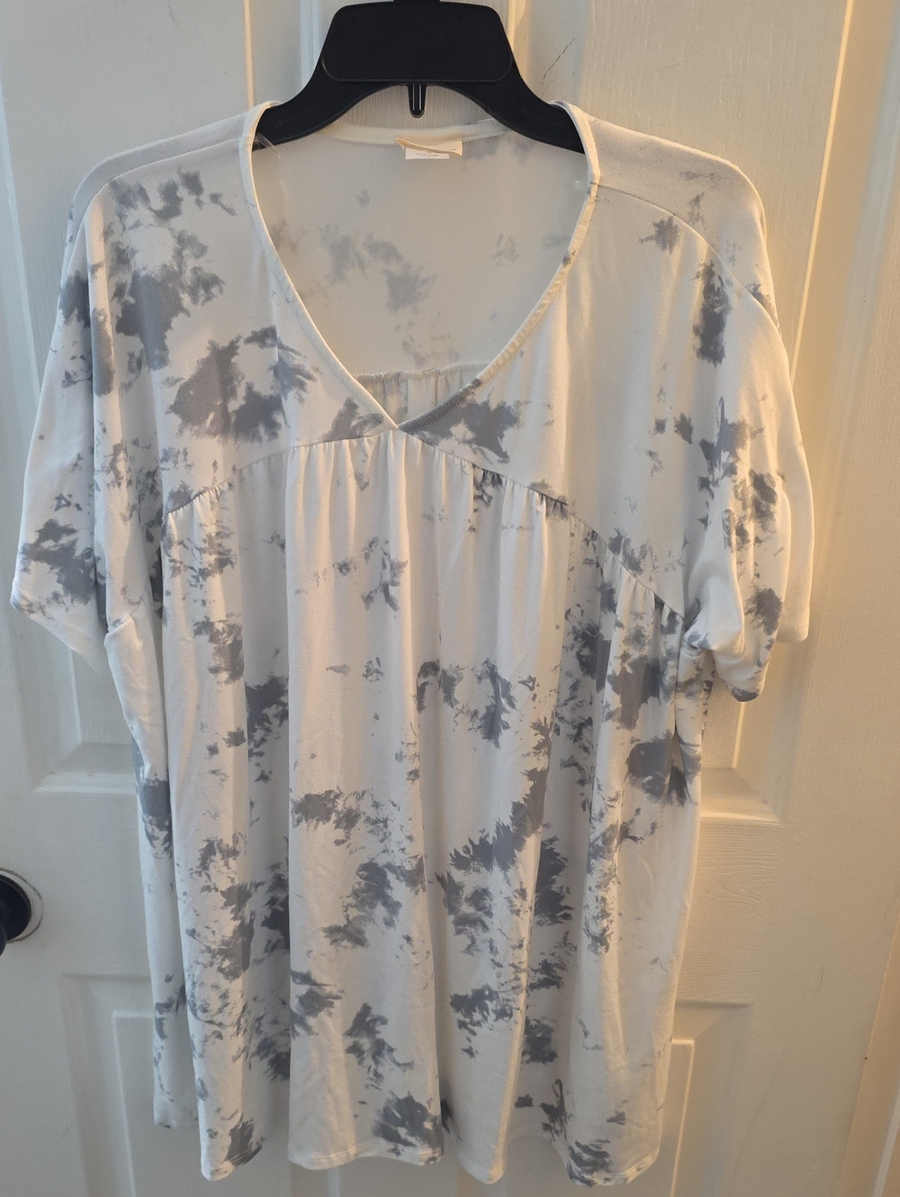 Relaxed V-Neck Tie-Dye Tunic Top - White & Gray